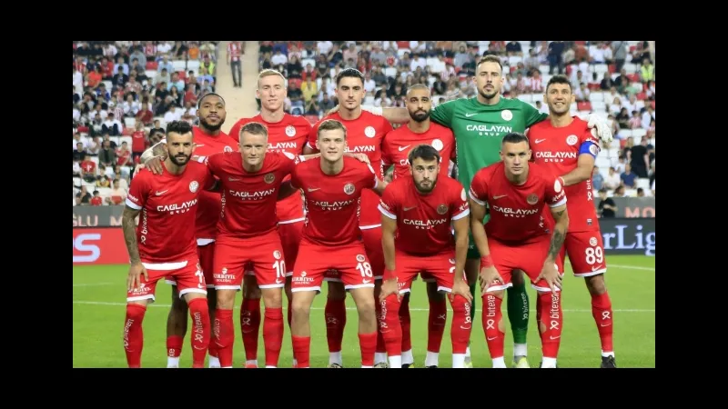 Cầu thủ Kayserispor vượt qua phòng ngự của Antalyaspor Cầu thủ Kayserispor vượt qua phòng ngự của Antalyaspor